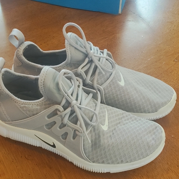 Nike Light Gray Athletic Shoes - Picture 3 of 3